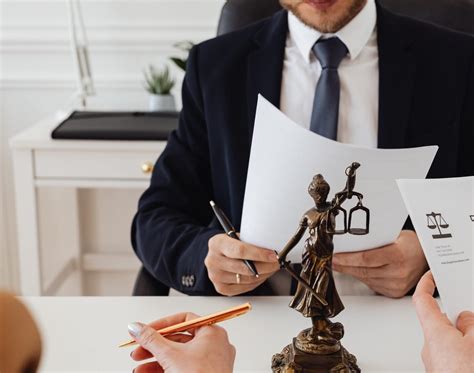 icona stilizzata di un avvocato che negozia un accordo