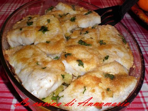 Piatto di filetti di merluzzo e spicchi di finocchio impanati e cotti al forno, presentati su un piatto da portata