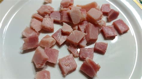 carota tagliata a dadini e prosciutto cotto a listarelle in padella