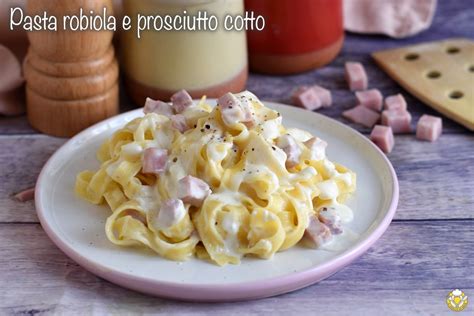 padella con pasta, prosciutto cotto e formaggio cremoso che viene mantecata