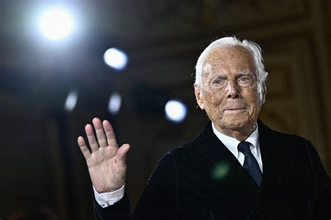 Un'immagine che mostra la cassa di un orologio Giorgio Armani 11 in oro rosa, con il suo elegante cinturino in pelle, evidenziando la cura dei dettagli.