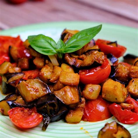 Melanzane a funghetto light in una pirofila con basilico fresco