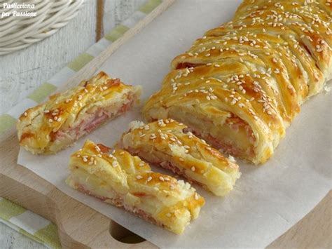 strudel salato di patate con prosciutto e provola pronto per essere infornato