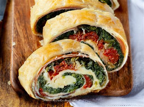 strudel salato con prosciutto, funghi e fontina dorato e pronto da servire