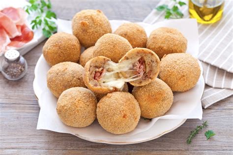 Polpette di pane con ripieno di mozzarella filante