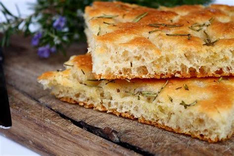 Immagine di una focaccia genovese dorata e fragrante con bollicine di olio.