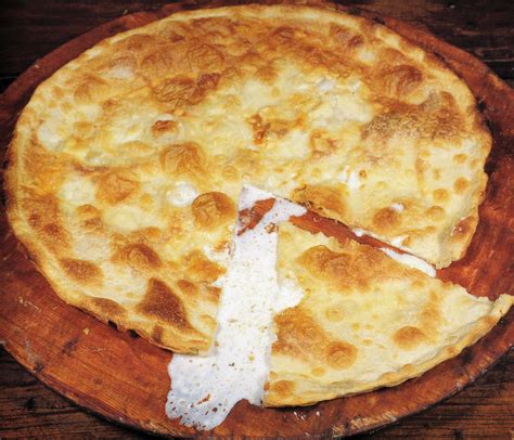 Immagine della Focaccia di Recco IGP con il suo ripieno filante di formaggio.