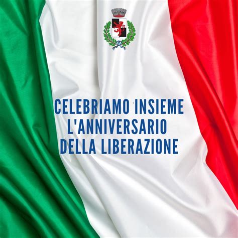 Foto della piazza con le autorità presenti alla cerimonia commemorativa.