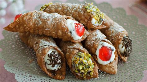 Immagine di cannoli siciliani con ripieno di ricotta e decorazioni