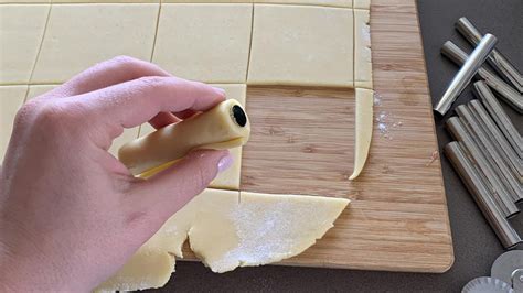 Illustrazione di come avvolgere la pasta dei cannoli intorno ai tubi di latta