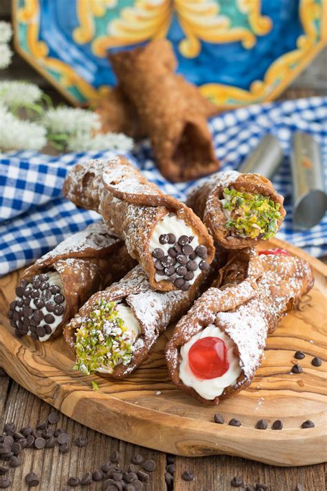 Collage di foto: diverse decorazioni per cannoli siciliani
