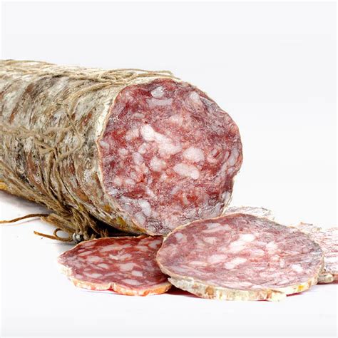 Immagine di un salame nostrano bergamasco intero, con la sua tipica forma cilindrica e il budello naturale.