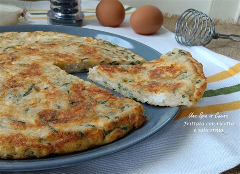 Frittata di salicornia dorata e ben cotta, servita in porzioni.