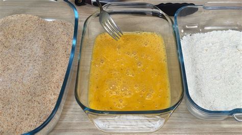 Procedimento di panatura di una cotoletta: farina, uovo, pangrattato.