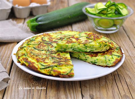 Ingredienti freschi per la frittata vegana di zucchine