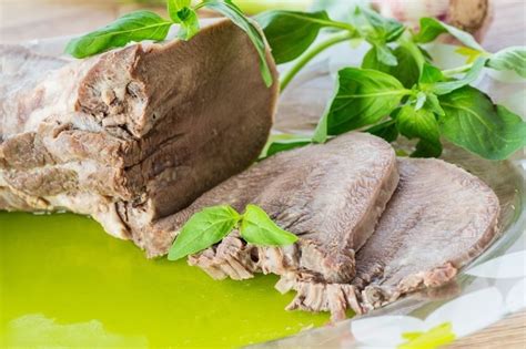 lingua di vitello bollita pronta per essere spellata