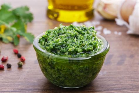 ingredienti per la salsa verde in un mixer