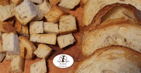 dadini di pane tostati in forno