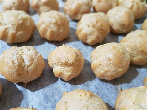 Ingredienti per la pasta choux in un pentolino