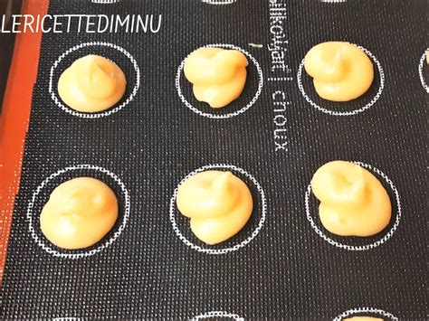 Formazione dei bignè su teglia con carta da forno