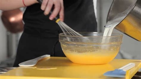 Preparazione della crema pasticcera sul fuoco