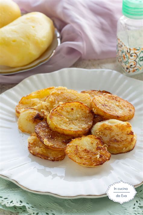Dischi di crespelle dorate appena cotte in padella