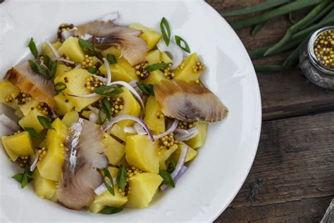 Ingredienti freschi per l'insalata di patate e pesce spada