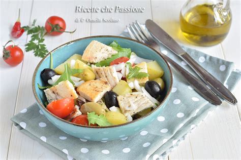 Piatto finito di insalata di patate e pesce spada con uova