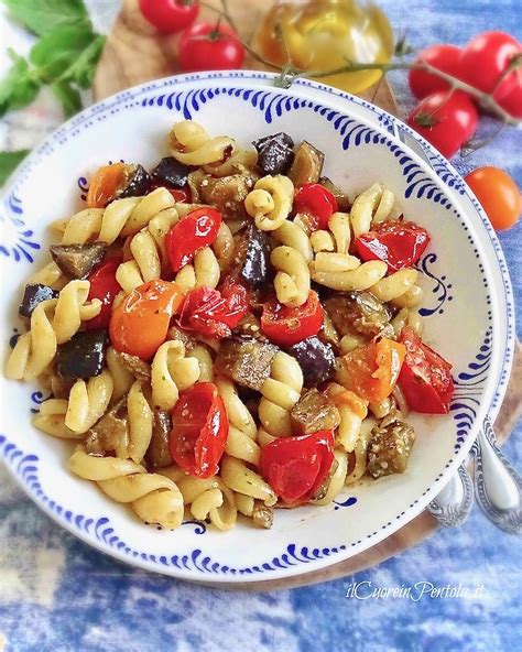Padella con melanzane dorate e pasta che salta