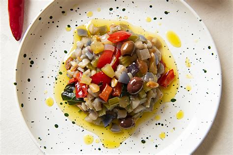 Pietanza finale impiattata con guarnizioni