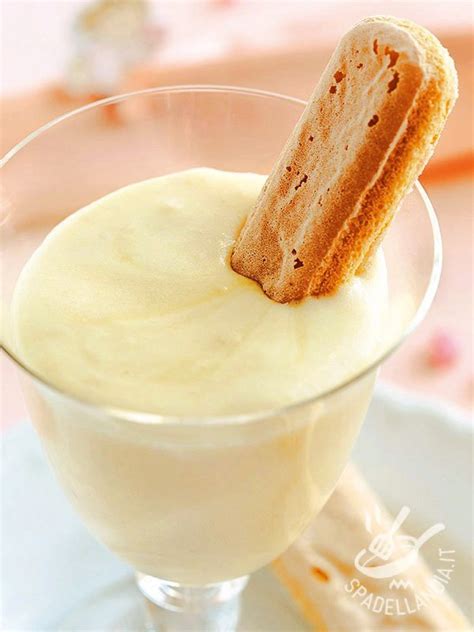Zabaione servito in coppette con biscotti