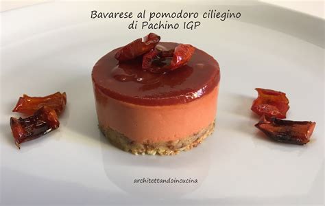 Foto impiattamento: Bavarese al pomodoro salata con cubetti di robiola e contorno di pomodorini freschi
