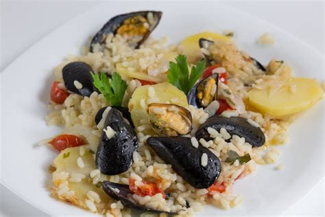 Riso, patate e cozze impiattato secondo la tradizione barese