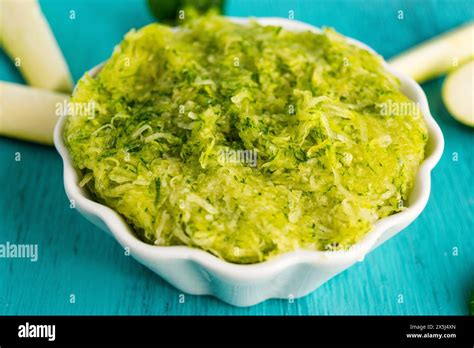 zucchine grattugiate pronte per essere condite