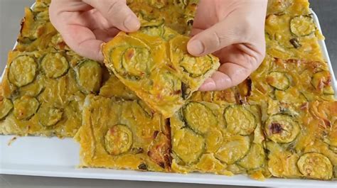 schiacciata di zucchine dorata in teglia pronta per essere sfornata