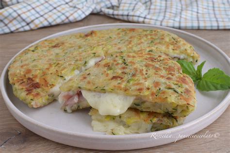 focaccia di zucchine che cuoce in padella