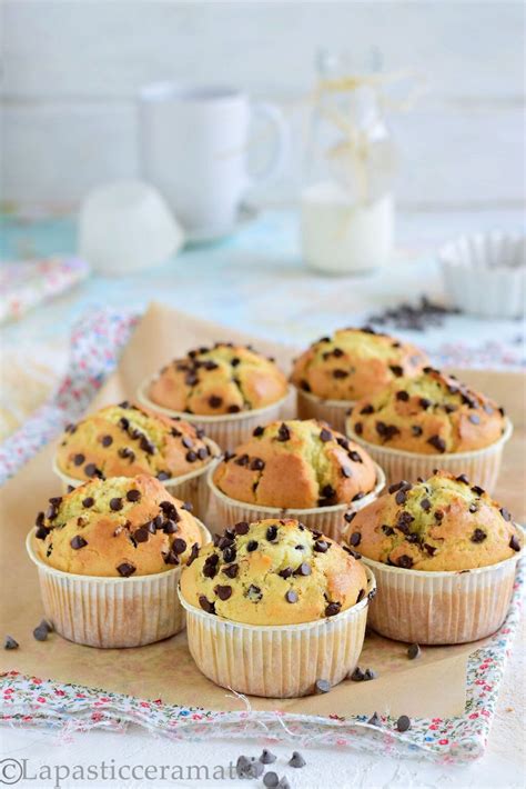 Immagine di muffin soffici con gocce di cioccolato che emergono dall'impasto