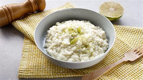 Immagine di un risotto cremoso al bergamotto guarnito con scorza grattugiata