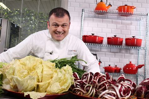 Fabio Campoli mentre presenta una delle sue creazioni culinarie