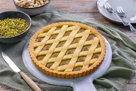 La crostata finita, con la sua superficie dorata e la granella di pistacchio