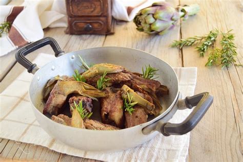 costine di maiale cotte in padella con carciofi e aromi