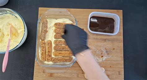 Assemblaggio del tiramisù con savoiardi e caffè