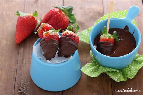 Immagine di fragole glassate al cioccolato fondente