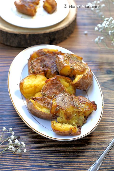 parti di patate schiacciate e condite in una ciotola