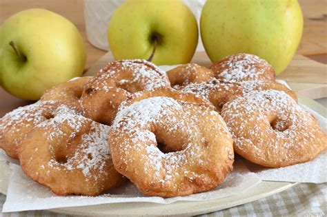 Frittelle di mele spolverate di zucchero a velo