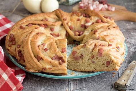 Immagine di una torta angelica salata intrecciata a forma di ciambella