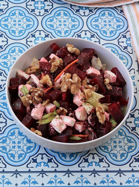 Immagine di una ciotola con insalata di barbabietole rosse, mele, tonno e cipollotti