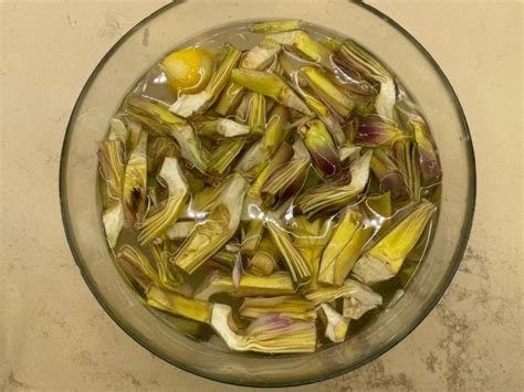 Immagine di carciofi puliti e tagliati a spicchi