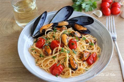 Immagine di un piatto fumante di spaghetti con cozze e carciofi, guarnito con prezzemolo fresco.
