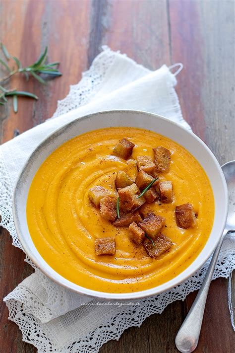 Collage di immagini: hummus di zucca, vellutata di zucca, tortelli di zucca, cannelloni ripieni, polpettone e gateau di zucca.